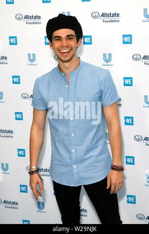 ***FILE FOTO*** ATTORE CAMERON BOYCE ha scomparso all'età di 20 secondo come riferito come un risultato di un sequestro. LOS ANGELES, CA - 25 aprile: Cameron Boyce assiste il giorno abbiamo California evento presso il "favoloso" Forum il 25 aprile 2019 a Los Angeles, California. Foto: imageSPACE /MediaPunch Credito: MediaPunch Inc/Alamy Live News Foto Stock