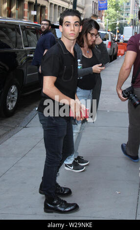 ***FILE FOTO*** ATTORE CAMERON BOYCE ha scomparso all'età di 20 secondo come riferito come un risultato di un sequestro. NEW YORK, NY - 17 Luglio: Cameron Boyce presso il negozio Apple Store a SoHo promuovere discendenti 2 nella città di New York il 17 luglio 2017. Credito: RW/MediaPunch Foto Stock