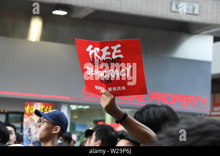 Hong Kong, Cina. 07 Luglio, 2019. I dimostranti si riuniscono per prendere parte alla manifestazione contro l'anti-legge in materia di estradizione il 7 giugno 2019 a Hong Kong, Cina. Le dimostrazioni a favore della democrazia hanno continuato per le strade di Hong Kong per il mese passato, per chiedere il ritiro completo di un controverso disegno di legge in materia di estradizione. Hong Kong è Chief Executive Carrie Lam ha sospeso il progetto di legge a tempo indeterminato, tuttavia le proteste hanno continuato con manifestanti ora chiedono le dimissioni. Credito: Aflo Co. Ltd./Alamy Live News Foto Stock