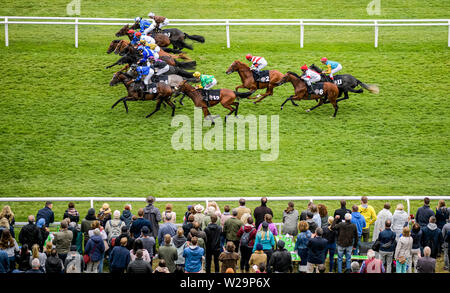 Amburgo, Germania. 07 Luglio, 2019. Corse di cavalli: galoppo, Derby Settimana di Amburgo. Il campo dei partecipanti alla gara di Hapag-Lloyd passa la principale tribuna. Credito: Axel Heimken/dpa/Alamy Live News Foto Stock