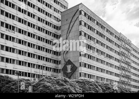 Haus der Statistik a Berlin-Mitte, costruito nel 1970, era l'ex quartier generale di raccolta delle statistiche della Stasi, la polizia segreta della Germania Est. Foto Stock