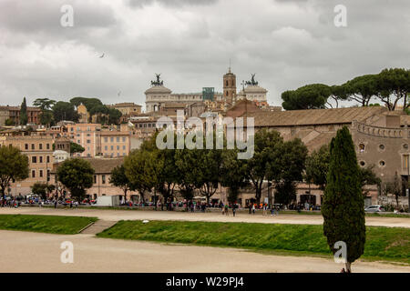 Roma, Italia, Aprile 28, 2019. In primo piano il Circo massimo con il monumento nazionale dedicato a Vittorio Emanuele II, noto anche come Altare d Foto Stock