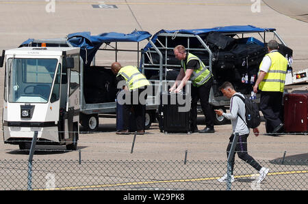 L'INGHILTERRA PER DONNA team manager Phil Neville arriva all'Aeroporto di Birmingham dopo la Coppa del Mondo donne in Francia.. Foto Stock