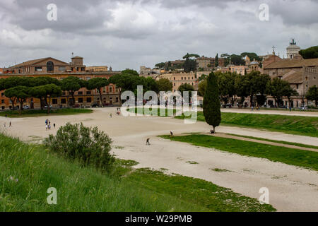 Roma, Italia, Aprile 28, 2019. In primo piano il Circo massimo con il monumento nazionale dedicato a Vittorio Emanuele II, noto anche come Altare d Foto Stock