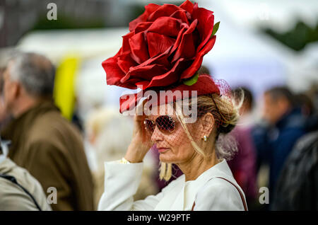 Amburgo, Germania. 07 Luglio, 2019. Corse di cavalli: galoppo, Derby Settimana di Amburgo. Un visitatore del Derby settimana orologi una gara dalla tribuna. Credito: Axel Heimken/dpa/Alamy Live News Foto Stock