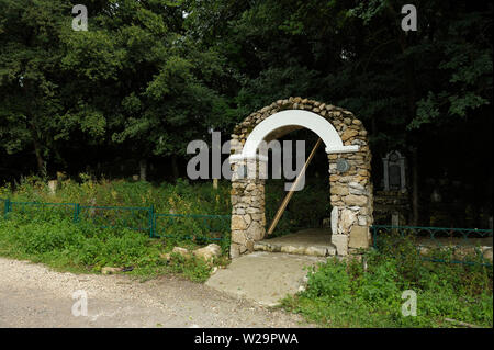 Cancello, ingresso al cimitero musulmano di 16-18 secoli. Giugno 18, 2017. Vysokoe (Kermenchik) villaggio, Crimea, Ucraina Foto Stock