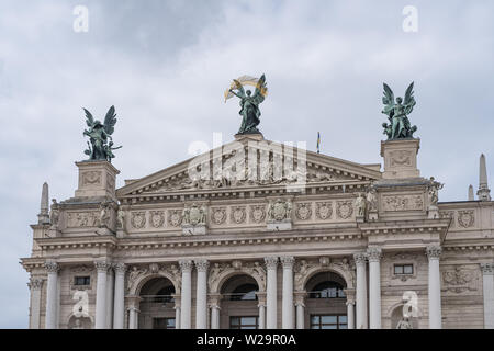 Lviv, Ucraina - Luglio 2, 2019: facciata ornata di Leopoli Teatro dell Opera e Balletto. Foto Stock