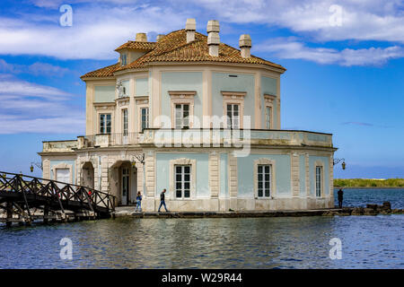 Bacoli, Napoli, al tramonto, il ponte in legno che conduce alla casa vanvitelliana, nel lago fusaro. Foto Stock