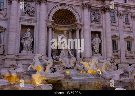 Roma Italia. Il 16 giugno 2019. La famosa fontana di Trevi, dopo i lavori di ristrutturazione. La luce artificiale che rende la struttura più suggestivo. Foto Stock