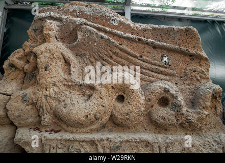 SOVANA, Toscana, Italia - 16 giugno 2019 - La necropoli etrusca di demoni alati scultura. Resti di antiche civiltà etrusca. La Maremma, Italia. Foto Stock