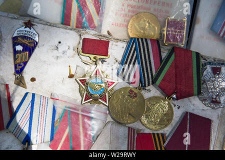 TBILISI, GEORGIA - 3 Maggio 2019: Vecchio badge sovietica, ordini e medaglie venduti sul secco del mercato Ponte a Tbilisi, Georgia. Si tratta di una pratica quotidiana di open-air fle Foto Stock