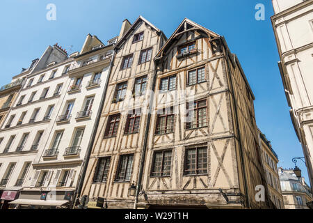 Case medievali, graticcio house, risalente al XIV secolo a Parigi, Francia. Foto Stock