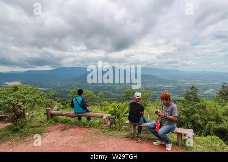 Loei, Thailandia. 7 Luglio, 2019. I turisti il resto in corrispondenza di un punto di vista di Phu Pa Po montagna in provincia Loei, Thailandia, Luglio 7, 2019. Provincia Loei, 520 km da Bangkok, si trova sulla sponda del fiume Mekong lungo il Phetchabun mountain range. Credito: Zhang Keren/Xinhua/Alamy Live News Foto Stock