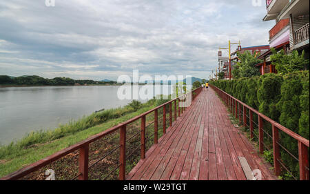 Loei, Thailandia. 7 Luglio, 2019. Turisti visitano il fiume Mekong a Chiang Khan cittadina in provincia Loei, Thailandia, Luglio 7, 2019. Provincia Loei, 520 km da Bangkok, si trova sulla sponda del fiume Mekong lungo il Phetchabun mountain range. Credito: Zhang Keren/Xinhua/Alamy Live News Foto Stock