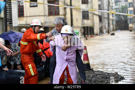 Il Fujian, Cina. 07 Luglio, 2019. I vigili del fuoco di residenti di salvataggio intrappolato in alluvione causata da una serie di intense precipitazioni in te contea di Sanming, a sud-est della Cina di provincia del Fujian, Luglio 7, 2019. Credito: Xinhua/Alamy Live News Foto Stock