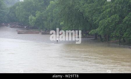 Il Fujian, Cina. 07 Luglio, 2019. Un membro del personale controlli inondato di una zattera di bamboo traghetto presso il monte Wuyi scenic area dopo una serie di intense precipitazioni in Nanping, a sud-est della Cina di provincia del Fujian, Luglio 7, 2019. Credito: Xinhua/Alamy Live News Foto Stock