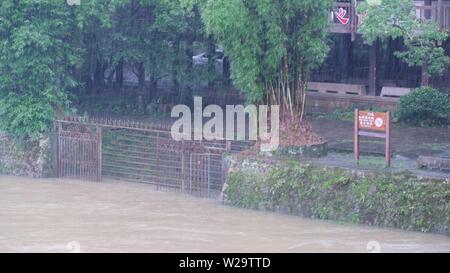 Il Fujian, Cina. 07 Luglio, 2019. Foto scattata il 7 luglio 2019 mostra un invaso zattera di bambù traghetto presso il monte Wuyi scenic area dopo una serie di intense precipitazioni in Nanping, a sud-est della Cina di provincia del Fujian. Credito: Xinhua/Alamy Live News Foto Stock