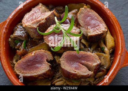 In casa di un piatto di carne di cervo comprendente di capriolo sella filetto, o dorsalino, che è stato fritto flash in modo che è ancora rara e affettato. Essa è servita wit Foto Stock