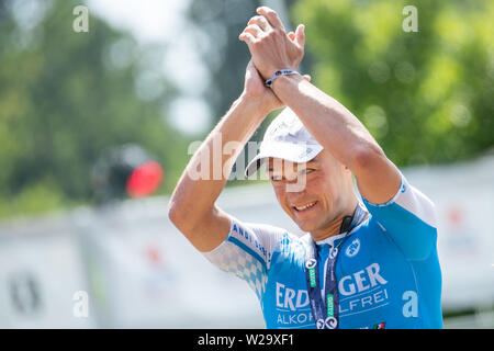 Hilpoltstein, Germania. 07 Luglio, 2019. Andreas Dreitz, triatleta dalla Germania, celebra il primo posto al Datev Challenge Roth. Nel XVIII edizione del triathlon, i partecipanti hanno avuto per nuotare 3.8 km, ciclo di 180 km ed eseguire 42 km. Credito: Daniel Karmann/dpa/Alamy Live News Foto Stock