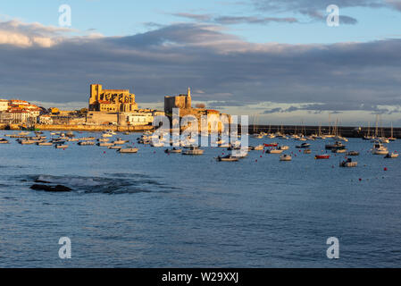 Castro Urdiales village presso sunrise, Cantabria in Spagna Foto Stock
