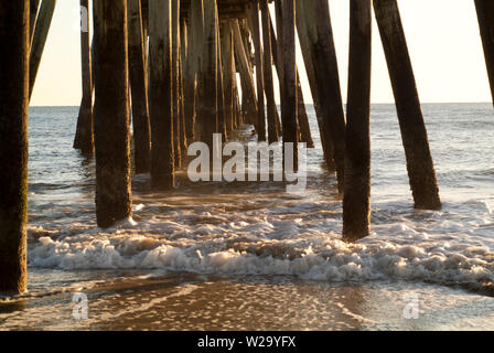 Jetty AL PUNTO: Questo complesso di legno si estende lontano verso l'oceano Atlantico della spiaggia della Virginia. Foto Stock