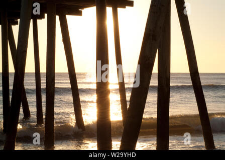 Jetty AL PUNTO: Questo complesso di legno si estende lontano verso l'oceano Atlantico della spiaggia della Virginia. Foto Stock