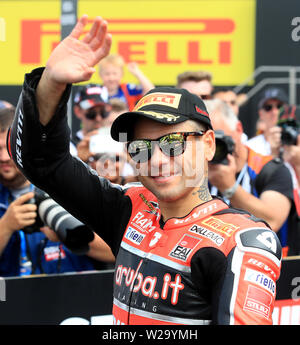 Alvaro Bautista durante il giorno di gara due del British Grand Prix del Motul FIM Superbike World Championship sul circuito di Donington Park. Foto Stock
