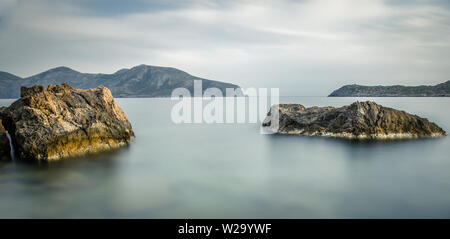 La vista dalla piccola cappella ortodossa della Vergine. Situato a Xirokampos in Leros Foto Stock