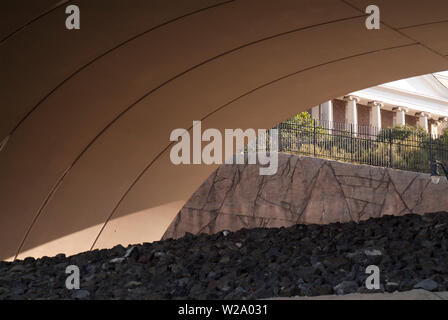 TEATRO DELL'OPERA: Un arco a forma di anfiteatro si forma sotto un cavalcavia da un ponte sopra. Foto Stock