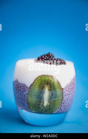 Black pudding di Chia con blackberry e kiwi Foto Stock