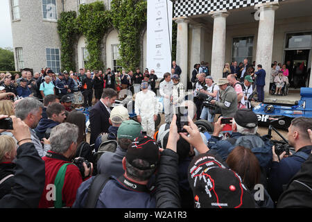 Goodwood, West Sussex, Regno Unito. Il 7 luglio 2019. Leggenda della Formula Uno Sir Jackie Stewart con figli Paolo e Marco, con tre dei suoi iconico racing cars attrae molta attenzione al Goodwood Festival of Speed - 'SPEED Kings Motorsport di interruttori Record', a Goodwood, West Sussex, Regno Unito. © Malcolm Greig/Alamy Live News Foto Stock