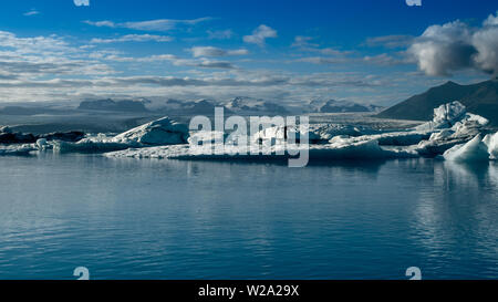 Bellissimo paesaggio freddo foto del ghiacciaio islandese bay.Jokulsarlon laguna glaciale,Islanda in estate, l'Europa. Foto Stock