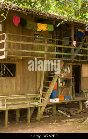 Casa, Terra Preta comunità, Cuieiras River, Amazônia, Manaus, Amazonas, Brasile Foto Stock