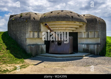 Durante la Seconda Guerra Mondiale l'artiglieria tedesca residuo della batteria in corrispondenza di Longues-sur-Mer, Atlantic Wall fortificazione, Normandia, Francia. Foto Stock