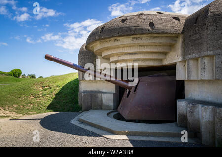 Durante la Seconda Guerra Mondiale l'artiglieria tedesca residuo della batteria in corrispondenza di Longues-sur-Mer, Atlantic Wall fortificazione, Normandia, Francia. Foto Stock