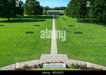 Vista aerea della Seconda Guerra Mondiale cimitero militare tedesco, D-Day Memorial, La Cambe, Normandia, Francia. Foto Stock