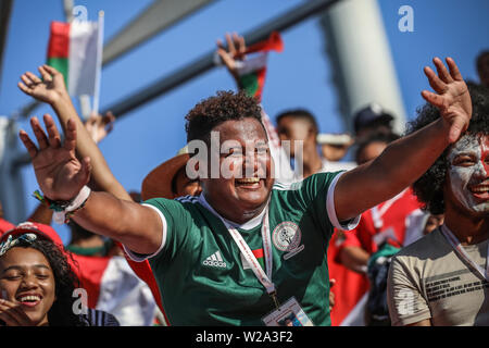 Alessandria, Egitto. 07 Luglio, 2019. I sostenitori del Madagascar visto nelle gabbie in vista del 2019 Africa Coppa delle Nazioni round di 16 partita di calcio tra il Madagascar e Repubblica Democratica del Congo a Alessandria Stadium. Credito: Omar Zoheiry/dpa/Alamy Live News Foto Stock