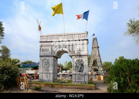 I modelli in legno di Arc de Triomphe Paris & Torre Eiffel costruito di pallet durante Gilets Jaunes dimostrazioni, o giubbotti di giallo movimento, 2018-19 Francia Foto Stock