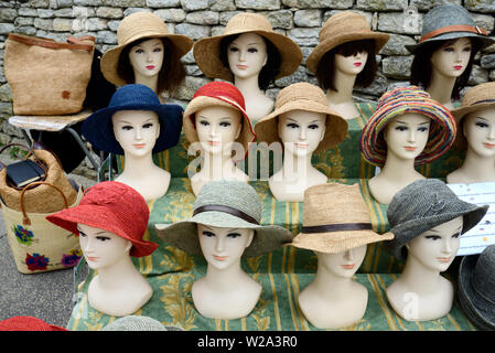 Cappelli di paglia o Raphia cappelli Hat visualizzare su fantoccio teste o manichini in stallo del mercato Bonnieux Luberon Provence Foto Stock