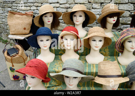 Cappelli di paglia o Raphia cappelli Hat visualizzare su fantoccio teste o manichini in stallo del mercato Bonnieux Luberon Provence Foto Stock