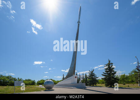 SMELOVKA, Saratov, Russia - Luglio 2019: Luogo di sbarco del primo cosmonauta Yuri Gagarin. Stella e il monumento. Il Lander navicelle spaziali. Foto Stock