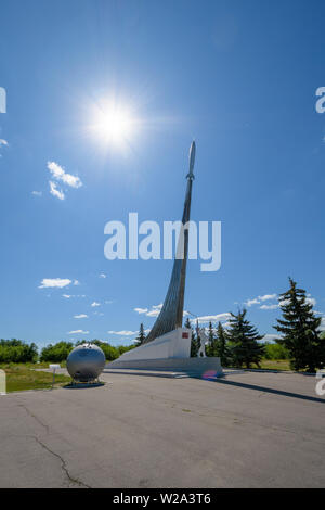 SMELOVKA, Saratov, Russia - Luglio 2019: Luogo di sbarco del primo cosmonauta Yuri Gagarin. Stella e il monumento. Il Lander navicelle spaziali. Foto Stock