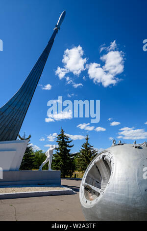 SMELOVKA, Saratov, Russia - Luglio 2019: Luogo di sbarco del primo cosmonauta Yuri Gagarin. Stella e il monumento. Il Lander navicelle spaziali. Foto Stock