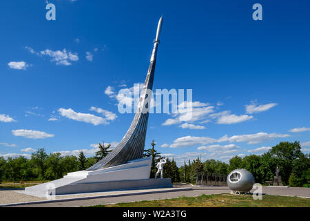 SMELOVKA, Saratov, Russia - Luglio 2019: Luogo di sbarco del primo cosmonauta Yuri Gagarin. Stella e il monumento. Foto Stock