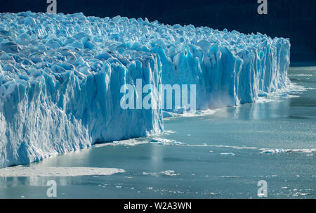 Dettagli di iceberg e ghiaccio dal ghiacciaio Perito Moreno in Patagonia Argentina Foto Stock