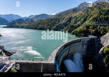 Vista panoramica del lago Kurobe Dam In Toyama. Diga sul fiume e sulle montagne Tateyama sulla giornata di sole. Foto Stock