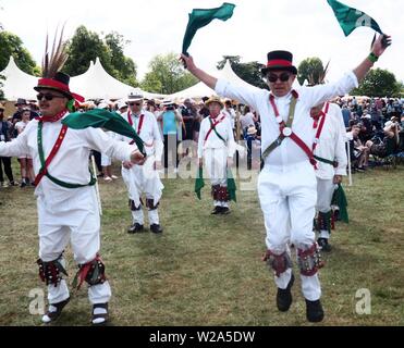 Grande parco Tew, grande Tew, Oxfordshire, Regno Unito. Il 7 luglio 2019. Morris ballerini intrattenere la folla a Cornbury Music Festival. Credito: Laura Bassi/Alamy Live News Foto Stock