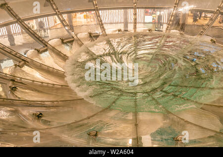 Water Tornado Fountain presso il centro commerciale Marina Bay Sands, Singapore Foto Stock