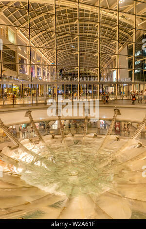 Water Tornado Fountain presso il centro commerciale Marina Bay Sands, Singapore Foto Stock