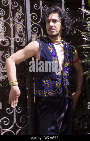 Bollywood dancer man over background urbano Foto Stock